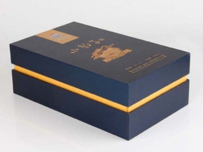 包裝盒定做廠家為您分析，為什么酒盒包裝覆膜后會(huì)出現(xiàn)顏色色差？