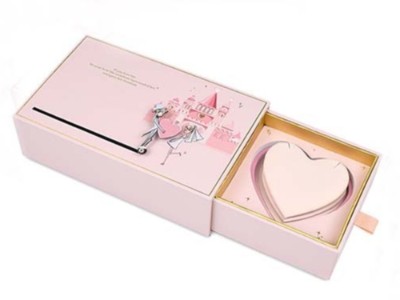 紙盒定制廠家告訴你，在制作愛心禮品包裝盒過程中，需要注意的問題